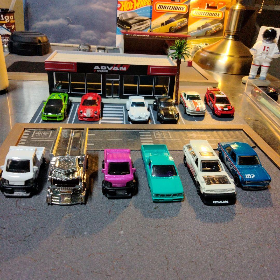 ホットウィール12台セット　ニッサン　マツダ　　　三菱　デコトラ　軽トラ