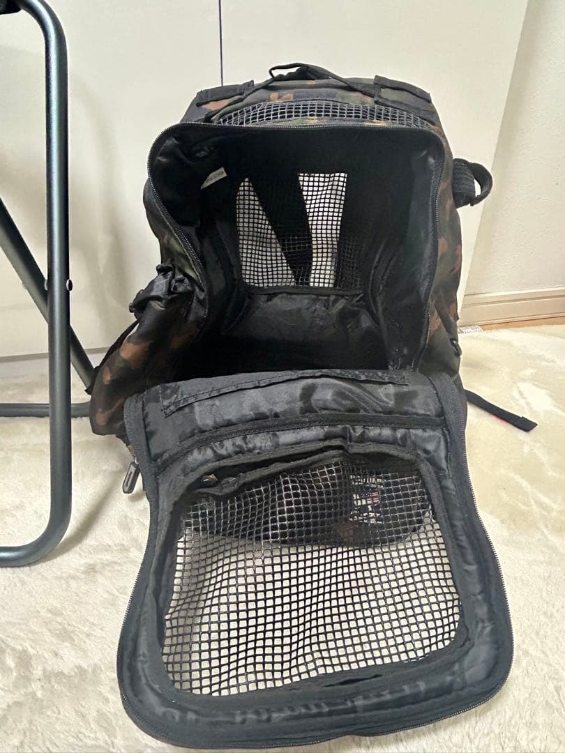 DOG DEPTキャリーバッグリュック　迷彩 カモフラ犬柄　　椅子付き分離可能。