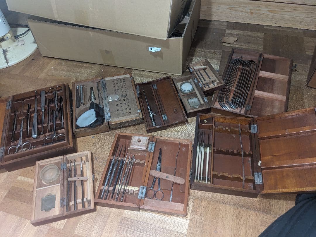 アンティーク 手術器具セット ８個の木箱付き　外科用医療器具