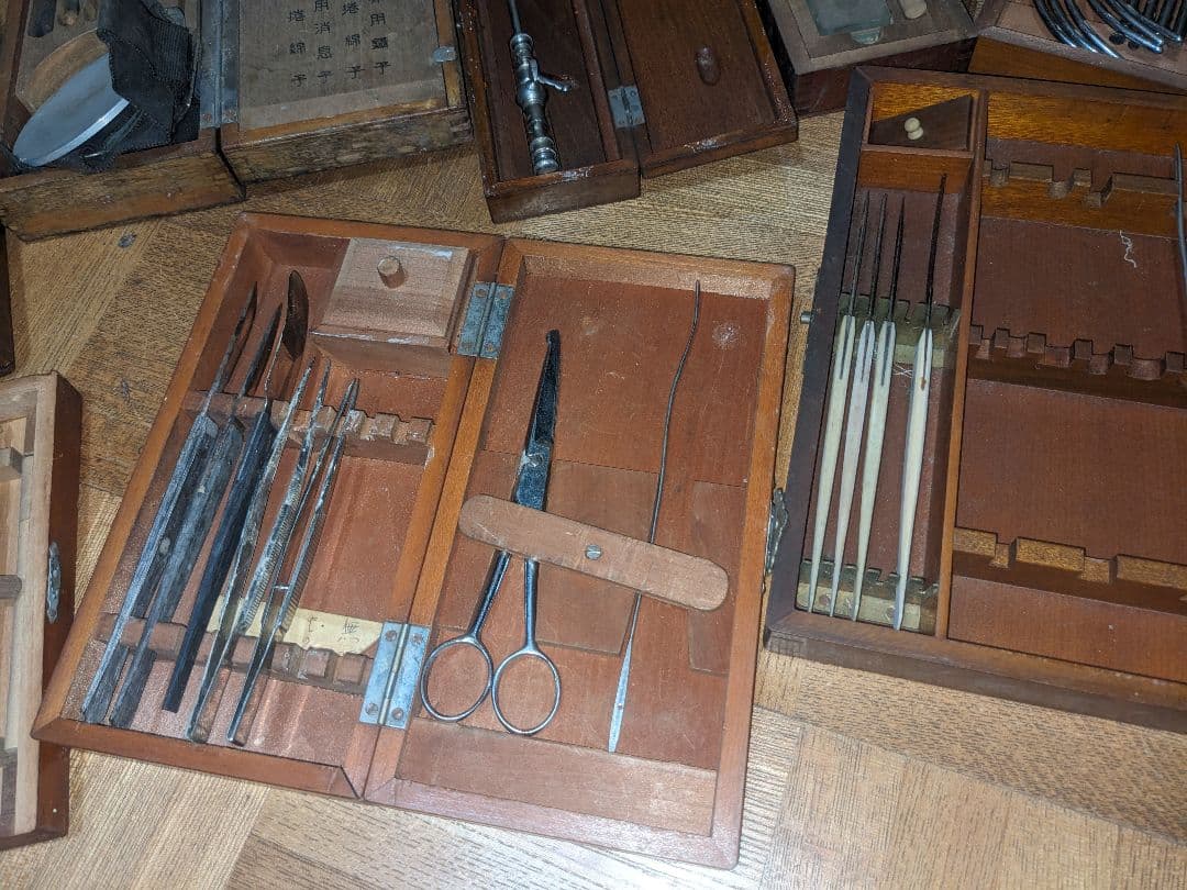 アンティーク 手術器具セット ８個の木箱付き　外科用医療器具