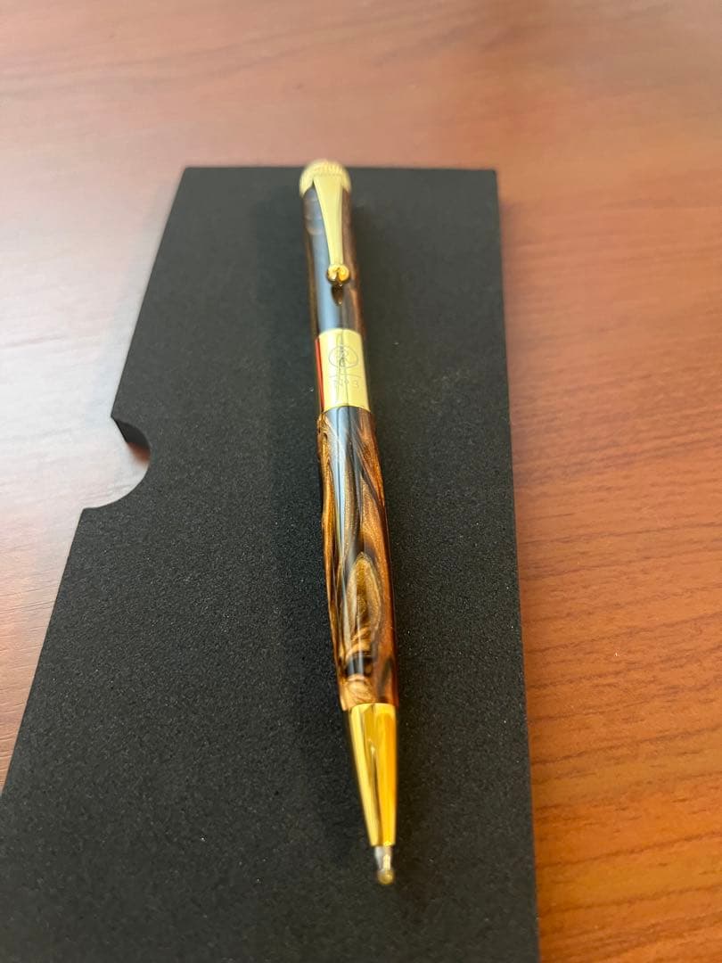 百の模様！　新品　伊東屋ROMEO No.3 ボールペン細軸　オーリックアンバー