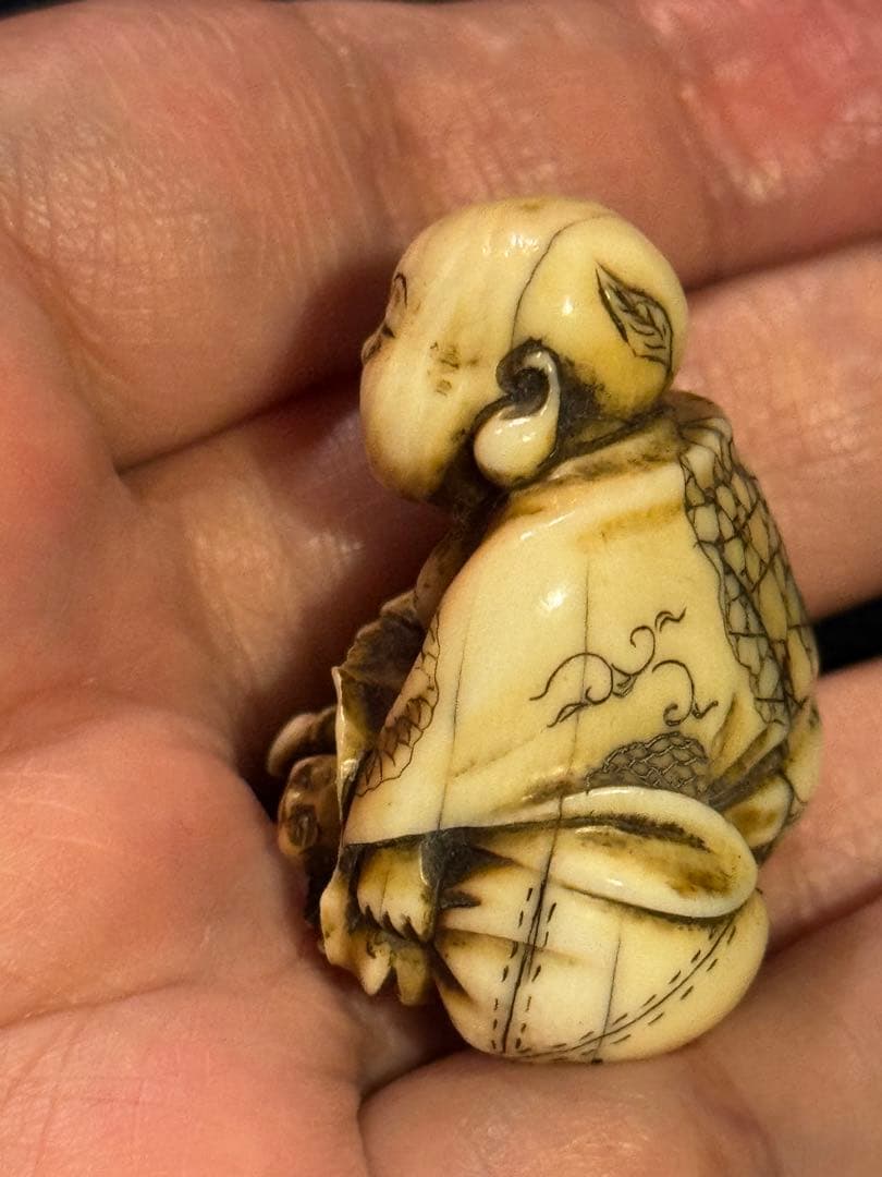 古根付『布袋と唐子』銘・天山 細密彫刻 縁起物 提物