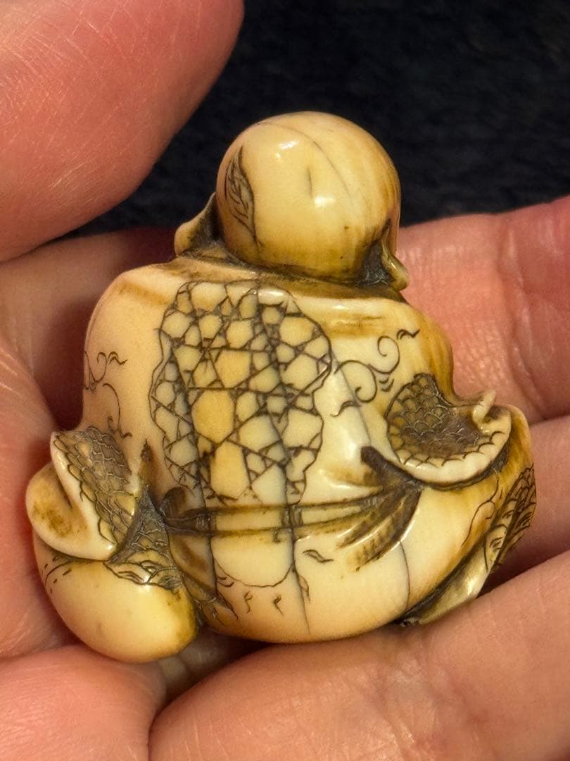 古根付『布袋と唐子』銘・天山 細密彫刻 縁起物 提物