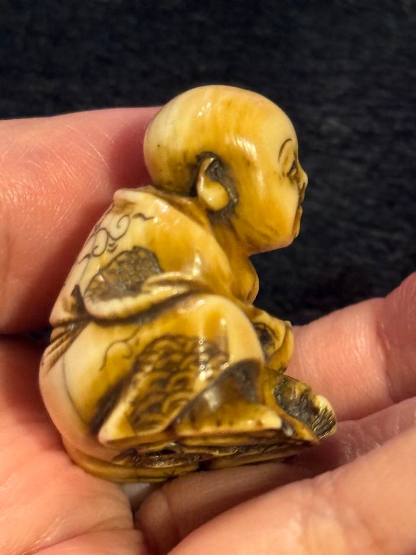 古根付『布袋と唐子』銘・天山 細密彫刻 縁起物 提物