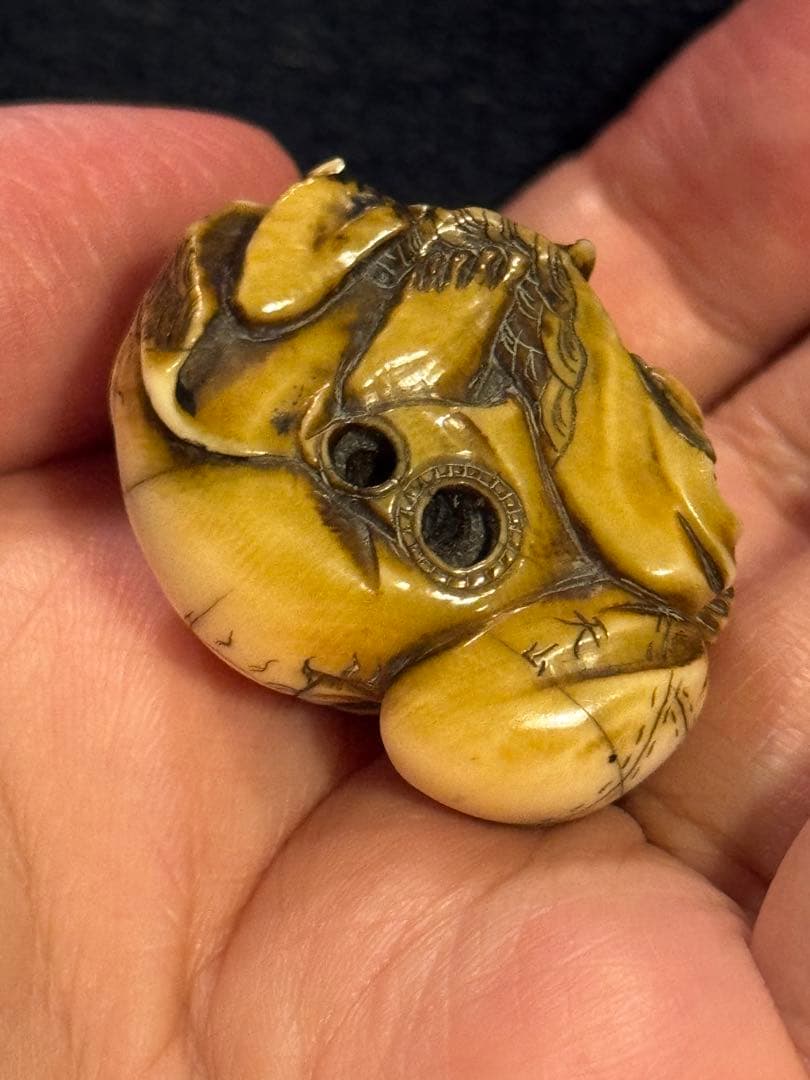 古根付『布袋と唐子』銘・天山 細密彫刻 縁起物 提物