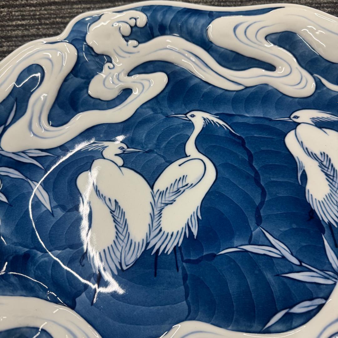 年末値下げ！藍鍋島流水鷺図 大皿 飾り皿 浮彫 浪形皿 共箱 45ｃm