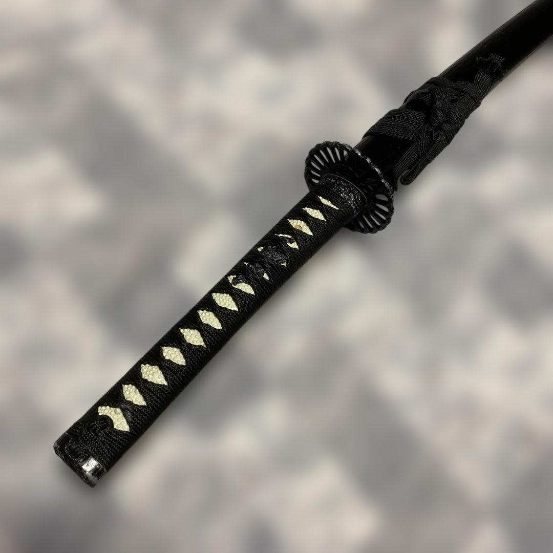 居合刀 黒柄 菊花透し丸鍔 黒木肌鞘