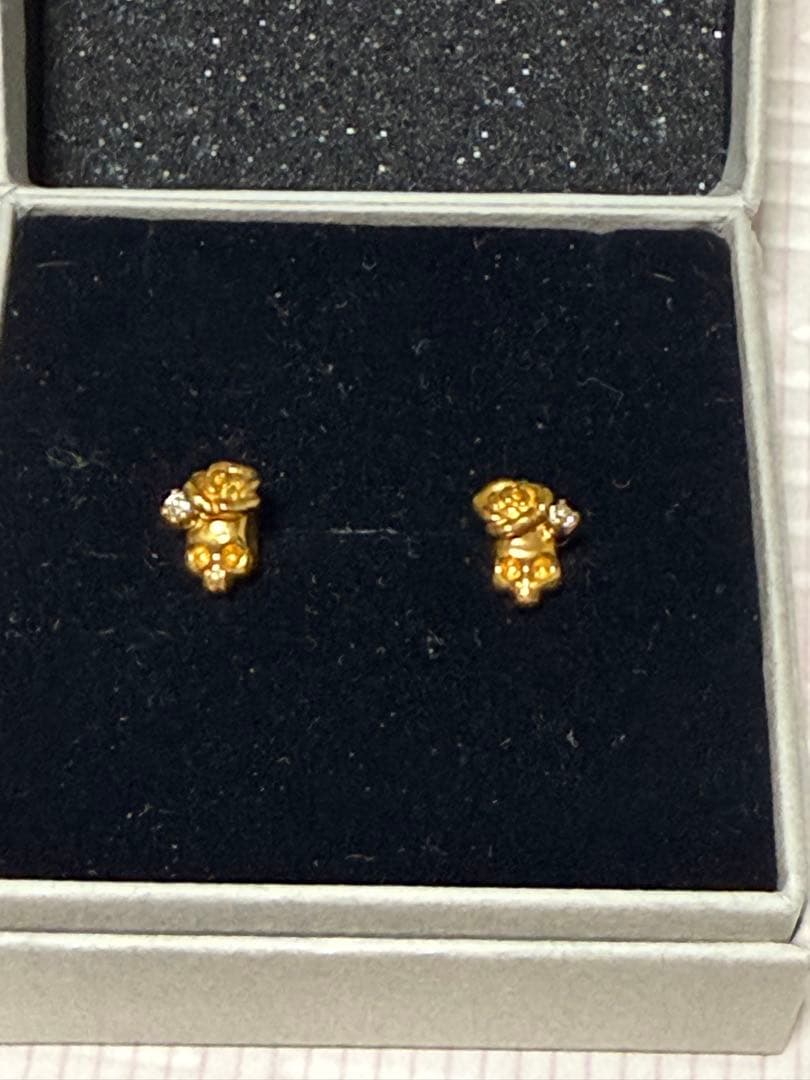 スカルシリーズのナンシーピアスk18ではこの1点のみだと思います。