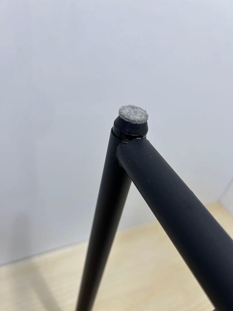 サン ダーティ ヘリンボーン サイドテーブル コの字　ナイトテーブル　スチール