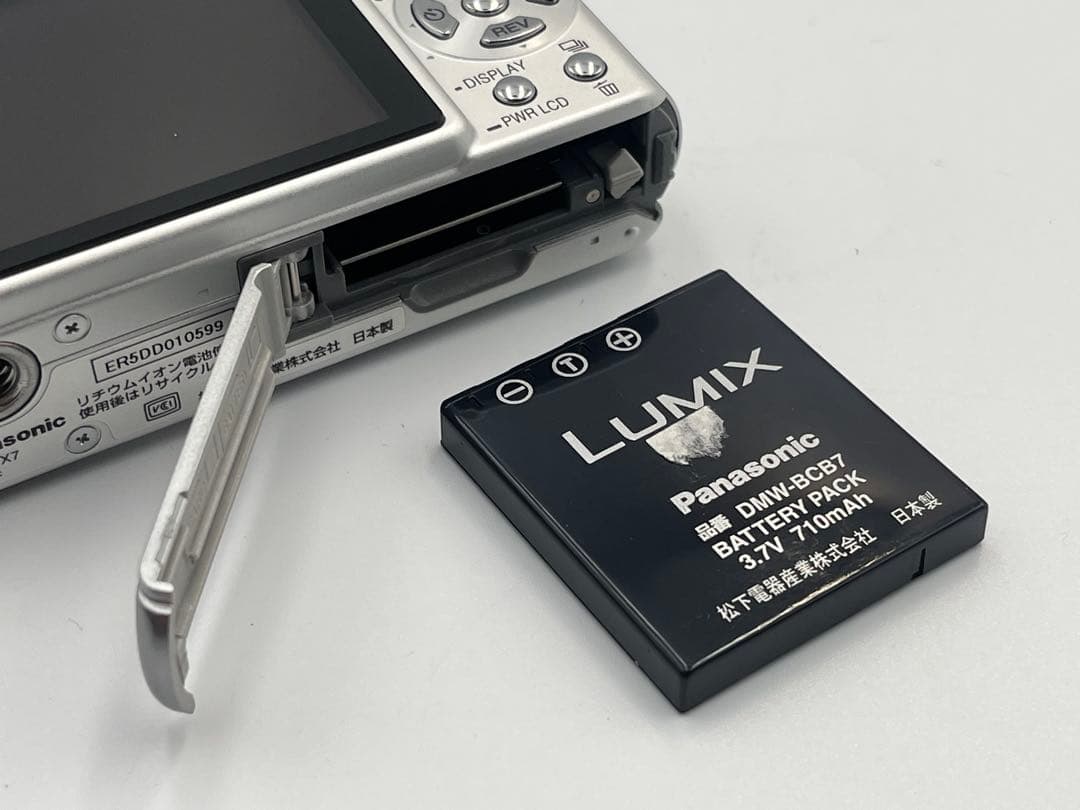 Panasonic デジタルカメラ LUMIX DMC-FX7 シルバー 本体