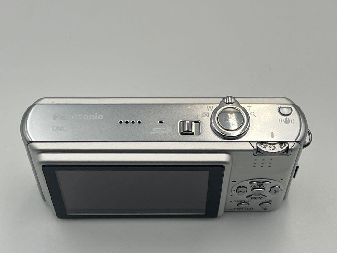 Panasonic デジタルカメラ LUMIX DMC-FX7 シルバー 本体