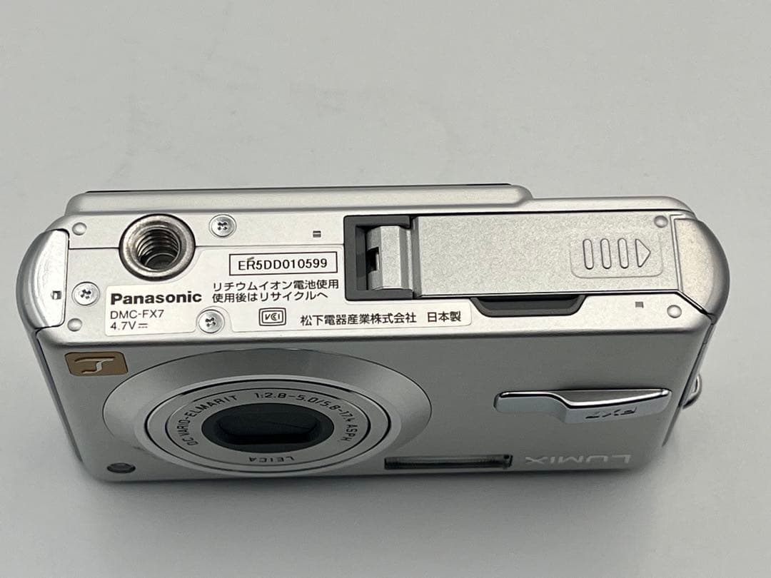 Panasonic デジタルカメラ LUMIX DMC-FX7 シルバー 本体