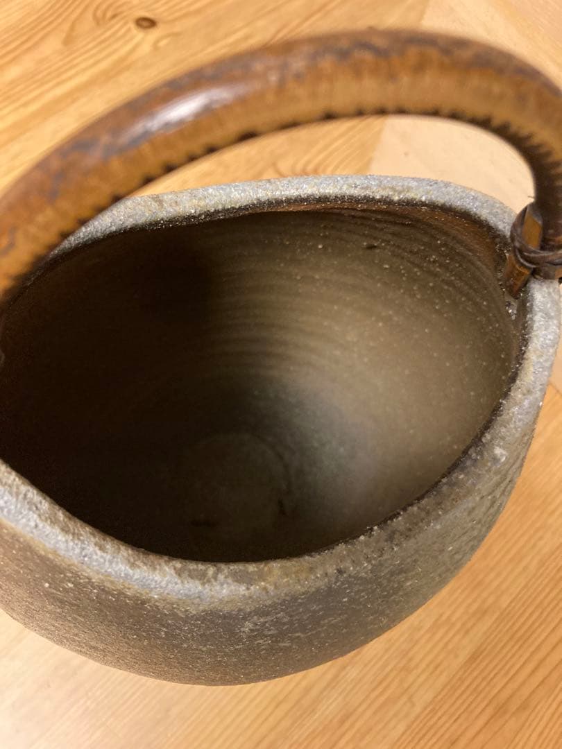 陶器製卵型壷 木製ハンドル付き