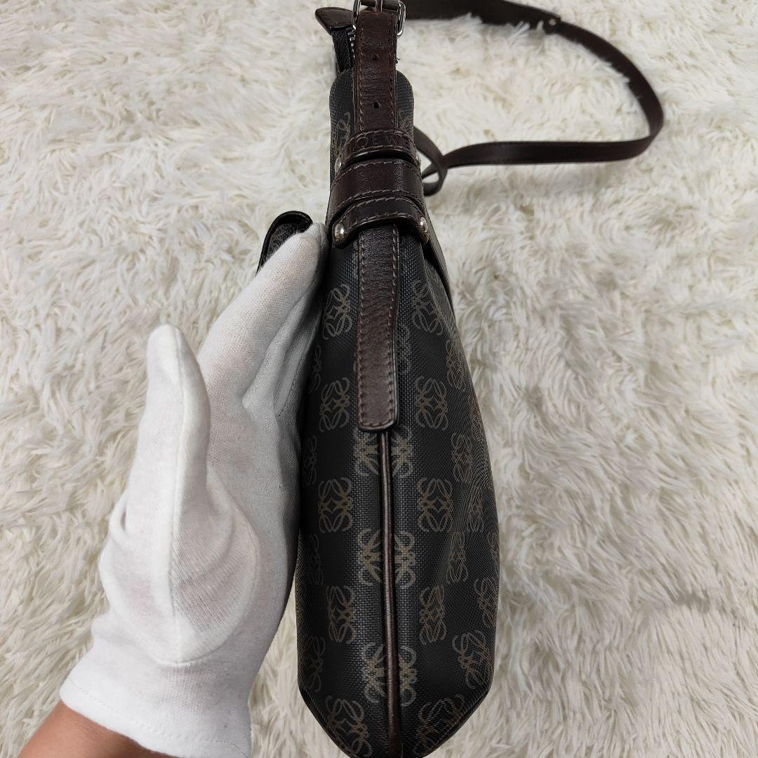 本日限定価格　ロエベ　ショルダーバッグ　アナグラム　リピート　PVC　ポーチ