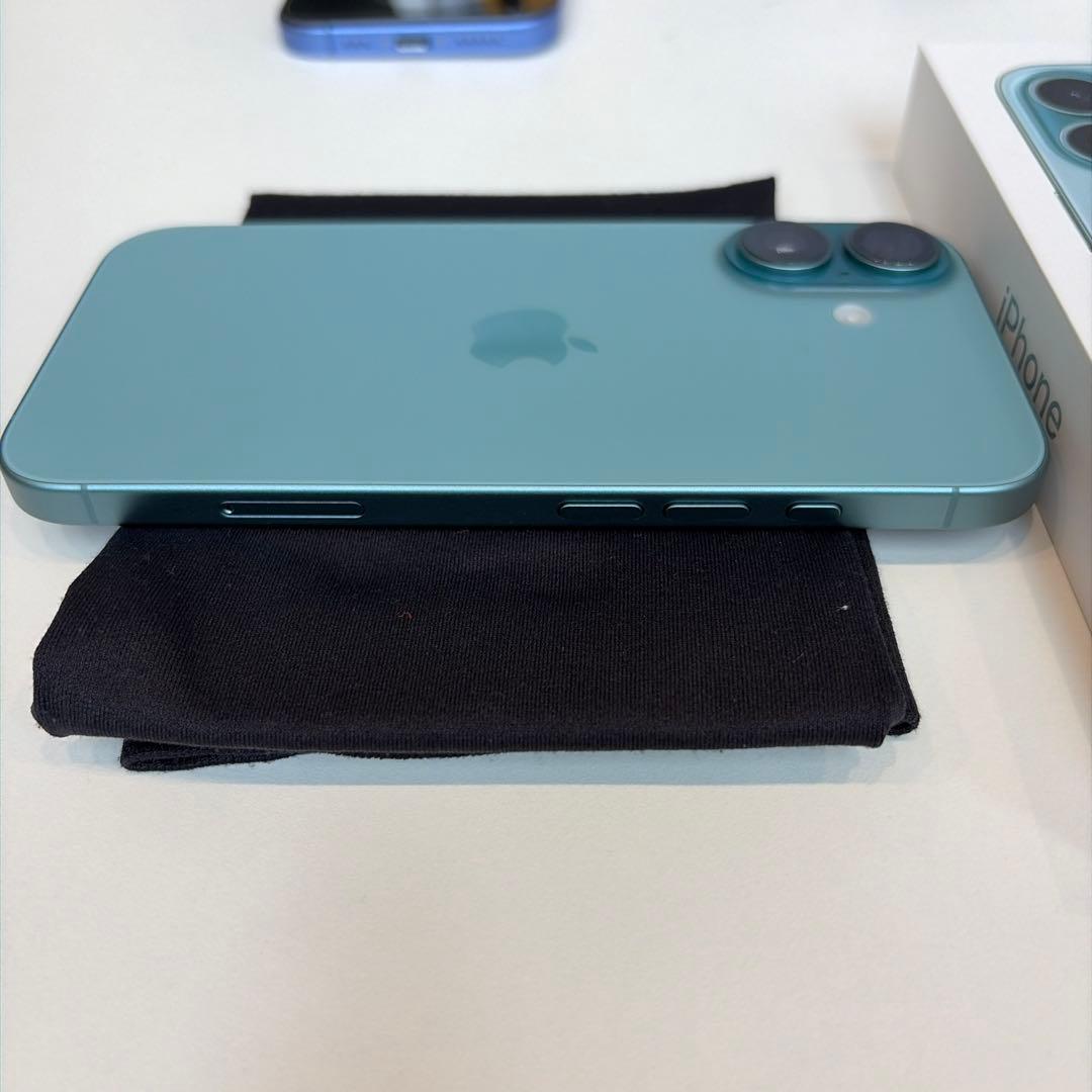 Apple iPhone 16 128GB 緑（ティール）バッテリー100%