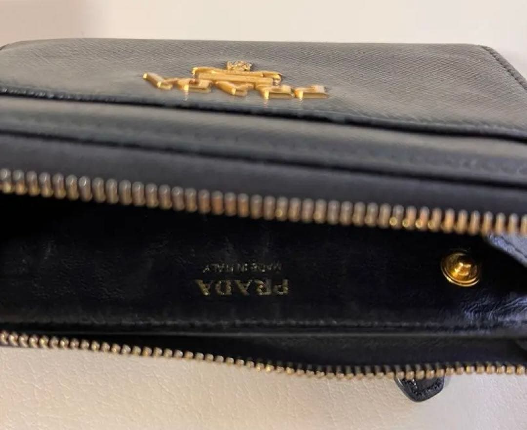 PRADA ブラック レザー ケース