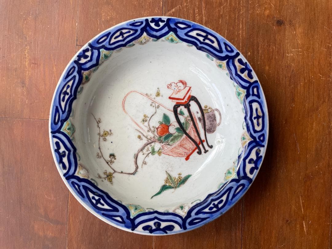 三つ足の古い伊万里焼　浅鉢　色絵