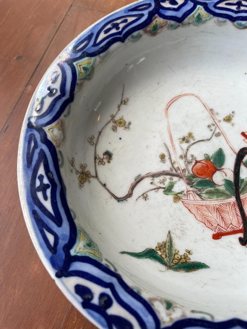 三つ足の古い伊万里焼　浅鉢　色絵