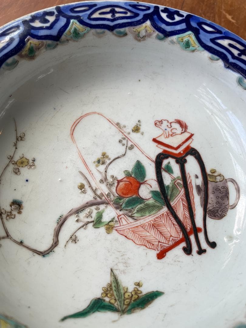 三つ足の古い伊万里焼　浅鉢　色絵