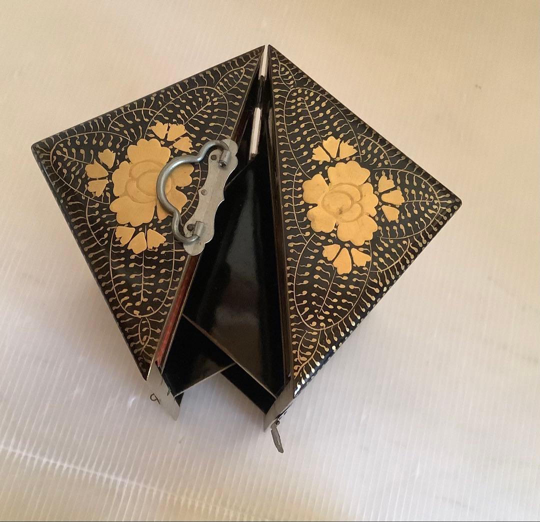 戦前の雛道具♪蒔絵三ツ葉盛上紋様手付き細工棚入御重箱♪金具にくすみ♪アンティーク