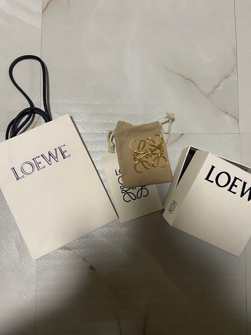 ロエベブローチ