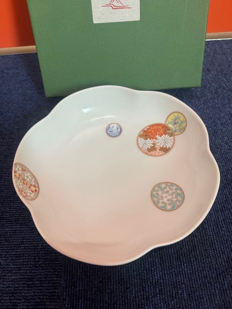 1771 深川製磁　寿赤絵　梅型鉢　mq