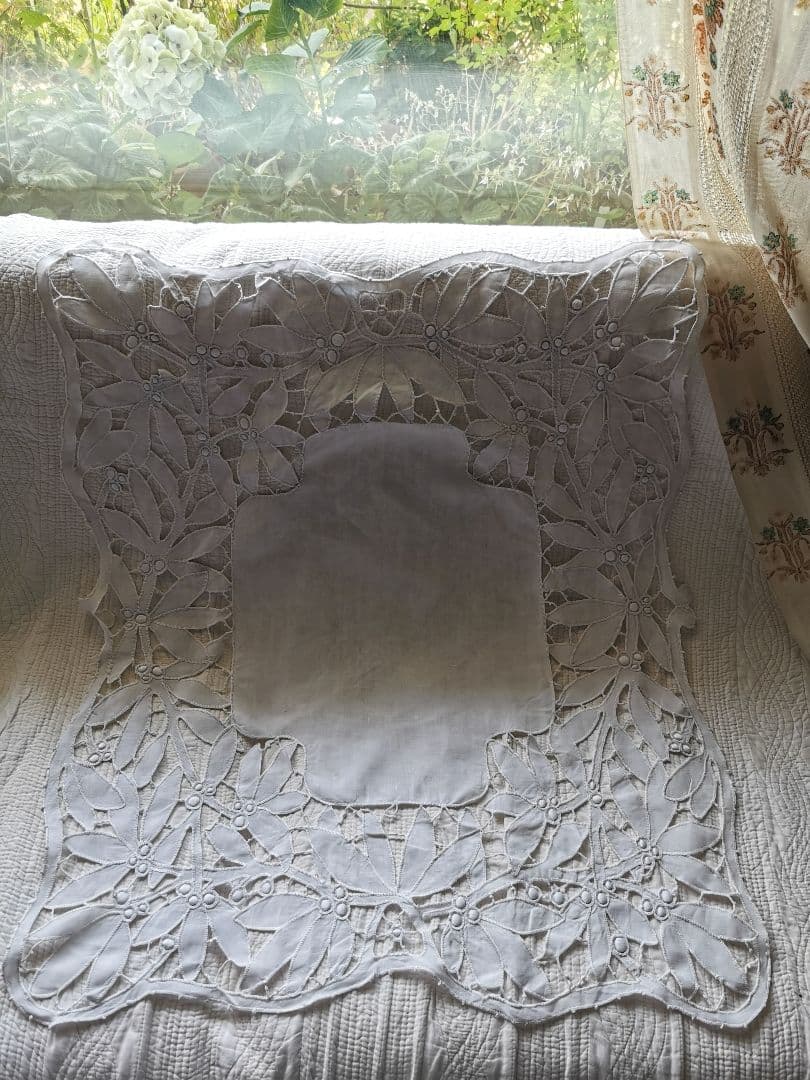 アンティークイタリア 宿り木 オープンカットワーク刺繍 美しい手織りリネンクロス