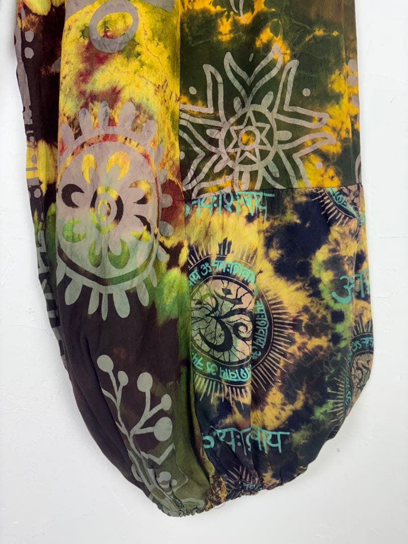 【新品】レーヨンアラジンパンツ　ヒンディー文字　タイダイ染め　F370