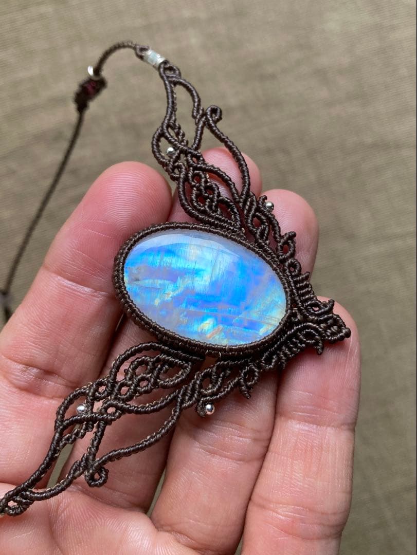 レインボームーンストーン　マクラメネックレス