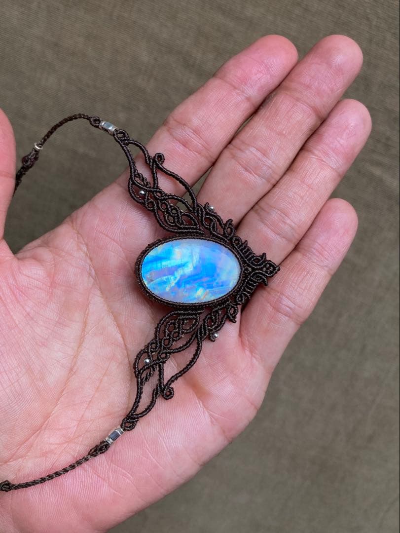 レインボームーンストーン　マクラメネックレス