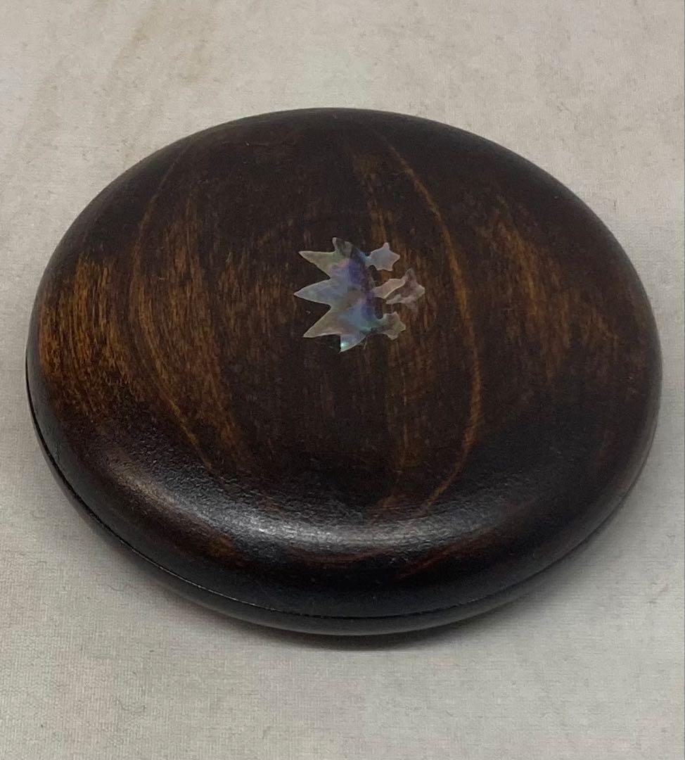 B528b 香合　夏目有彦作　共箱　笹竜胆図　木地漆塗　青貝　茶道具