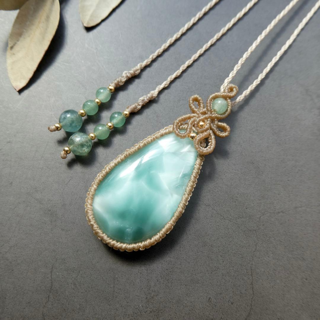 でんちゃん　大粒ヘミモルファイトのマクラメネックレス