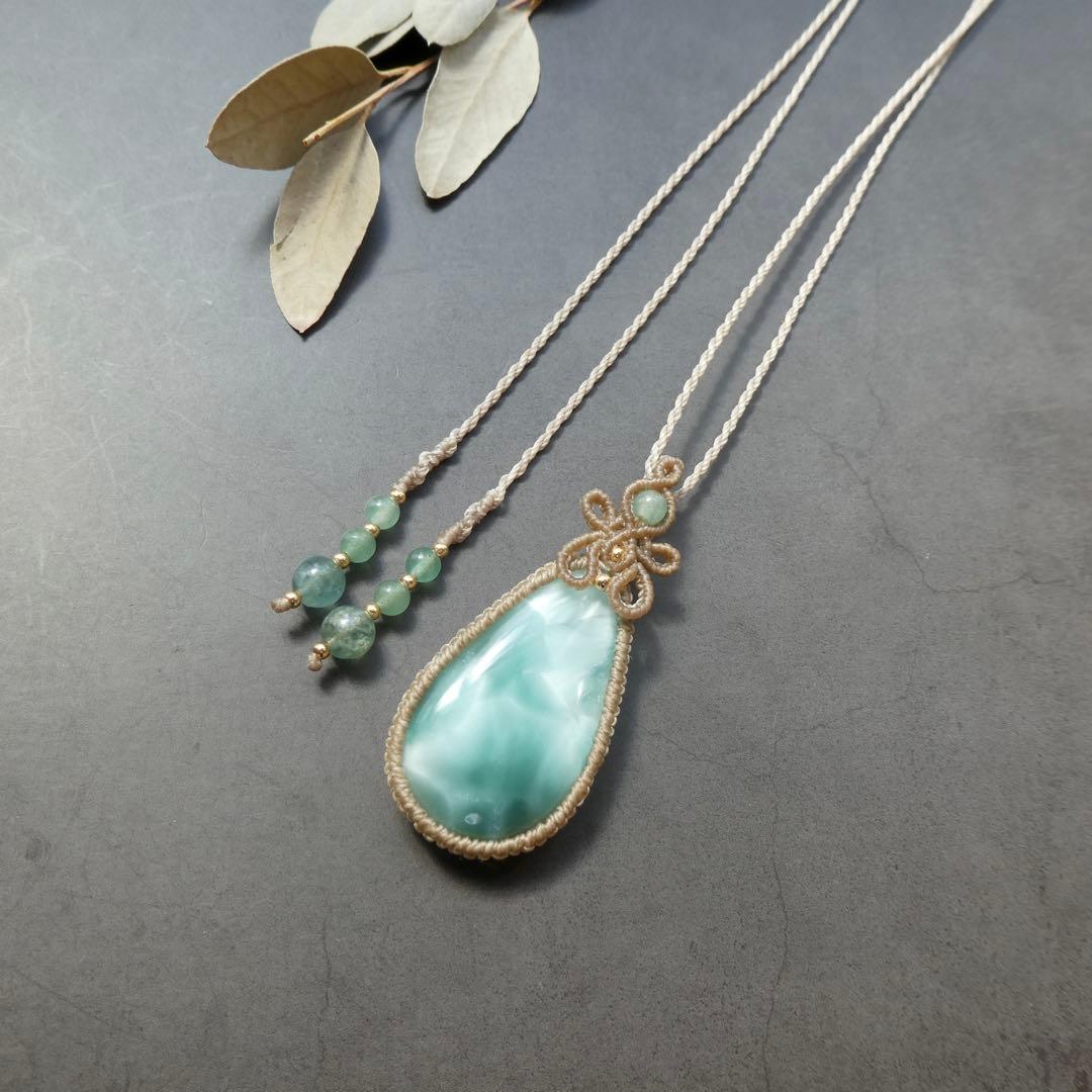 でんちゃん　大粒ヘミモルファイトのマクラメネックレス