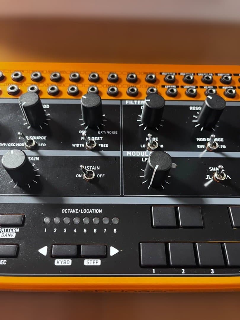 Behringer CRAVE アナログシンセサイザー・シーケンサー・モジュラー