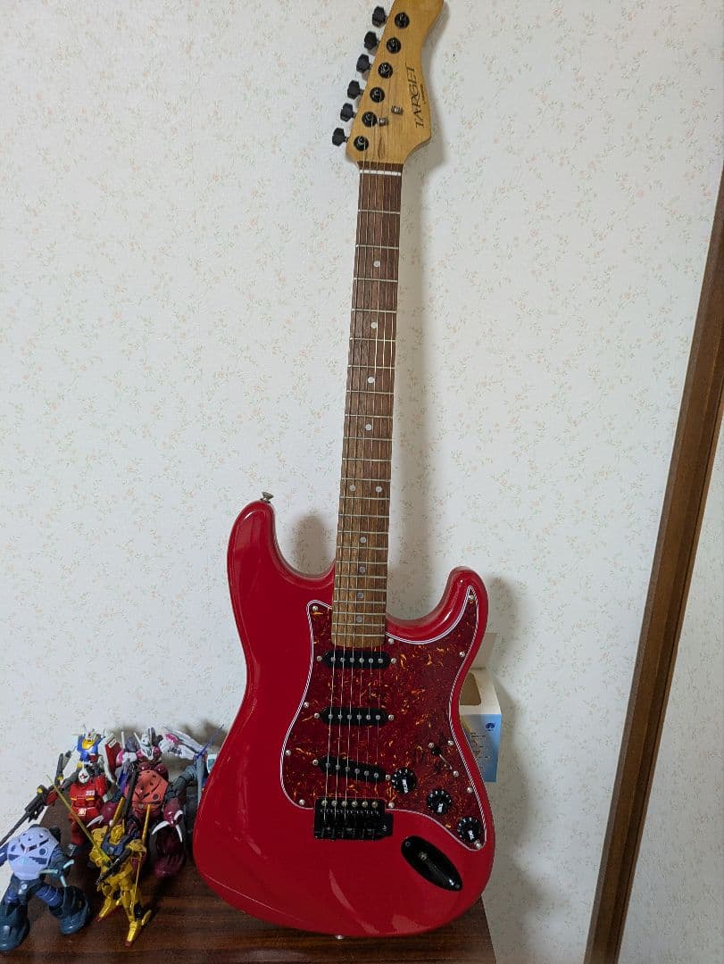 TARGET　レッド ストラトキャスタータイプ エレキギター　フェルナンデス