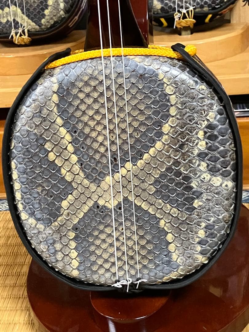 沖縄三線上質クルチ真壁型本皮一枚張りスンチ塗り期間限定出品