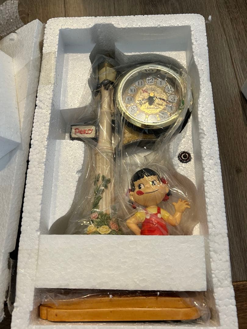 タイムセール中　不二家　新品　ペコちゃんレトロ置き時計