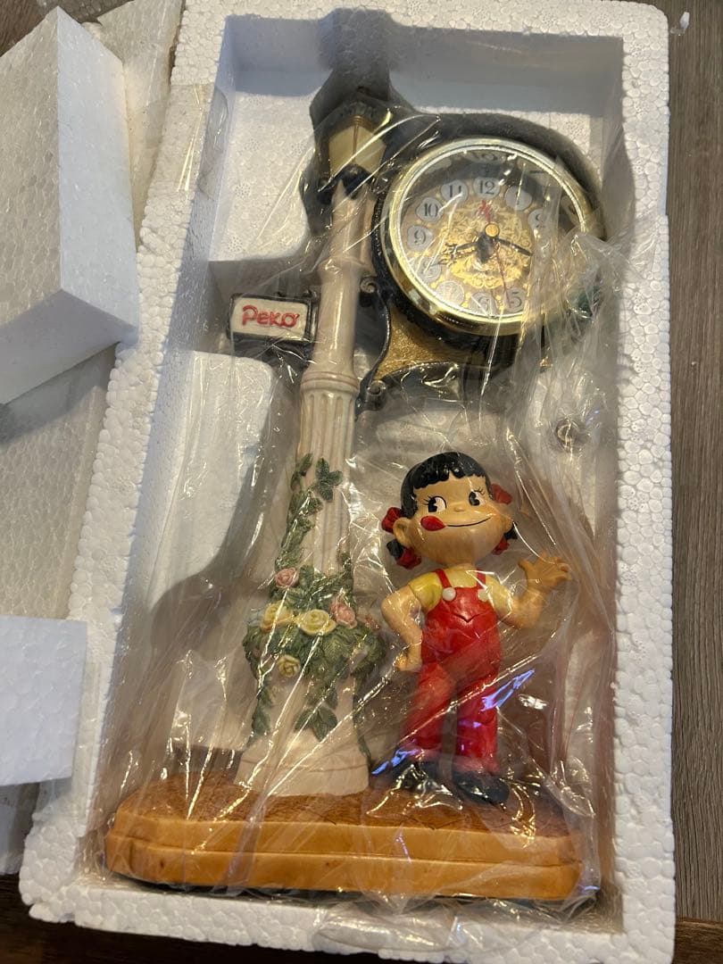 タイムセール中　不二家　新品　ペコちゃんレトロ置き時計