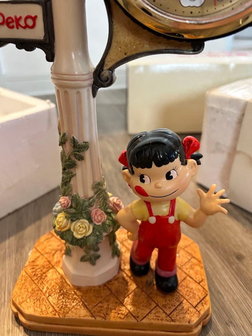 タイムセール中　不二家　新品　ペコちゃんレトロ置き時計