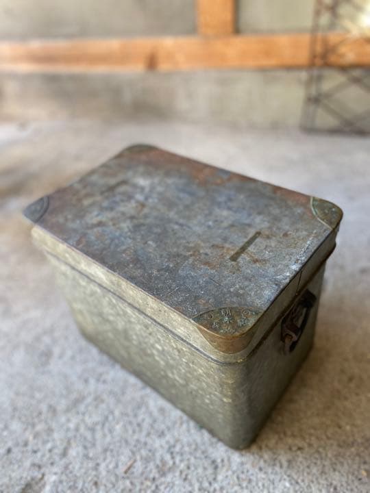 古道具  戦前 金具が珍しいブリキ缶