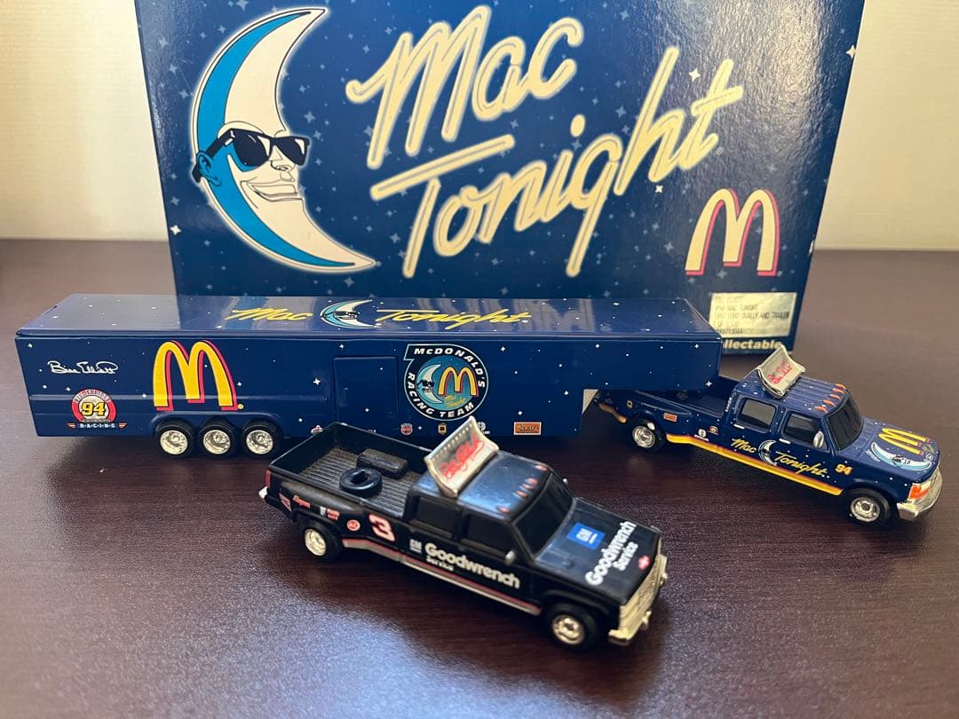 ミニカー トレーラー　Ford Dually&Trailer 1/64