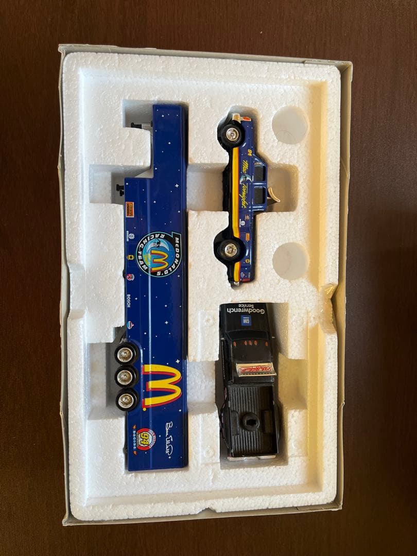 ミニカー トレーラー　Ford Dually&Trailer 1/64