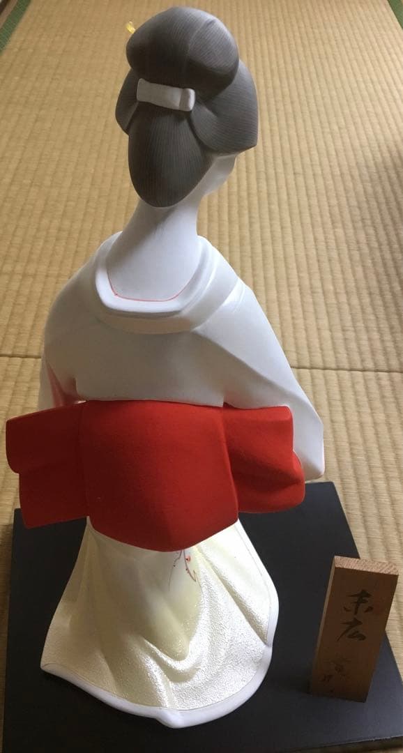 御所人形 白い着物 赤い帯