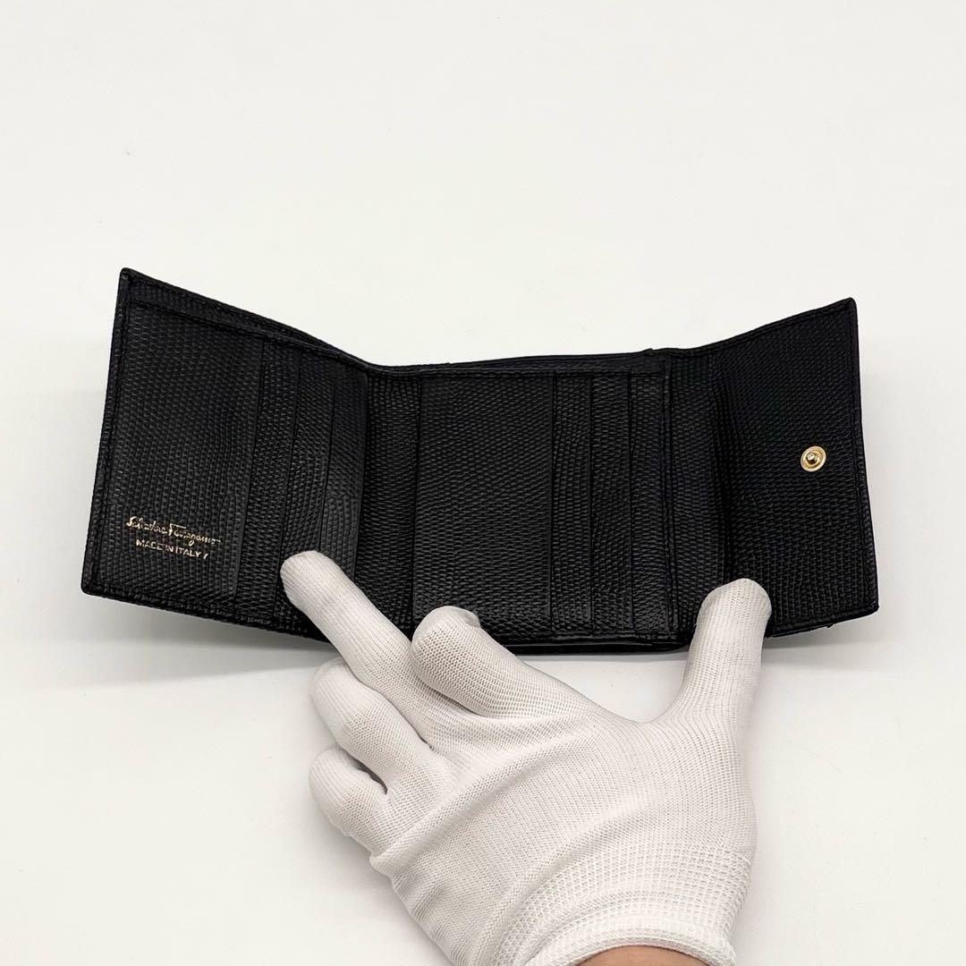 【極美品】Ferragamo レザー 二つ折り財布 ヴァラリボン 黒 コンパクト