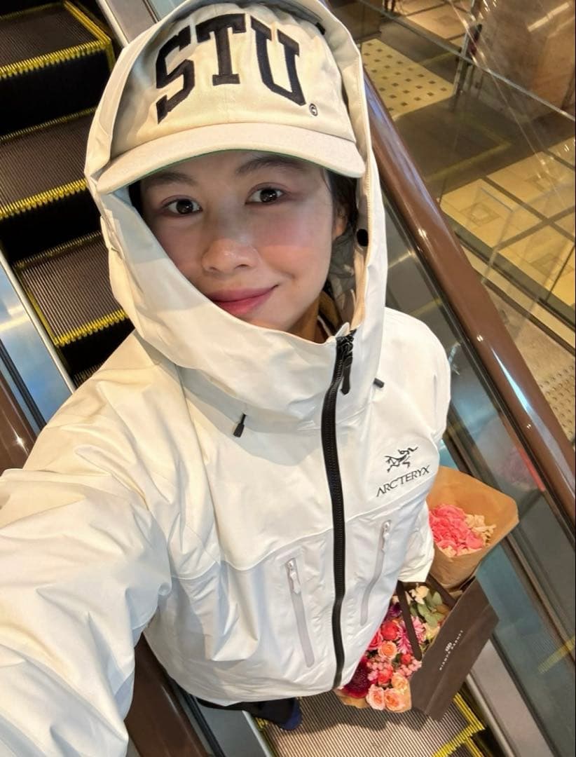 田中シェンさん着用 STUSSY アーチロゴ キャップ