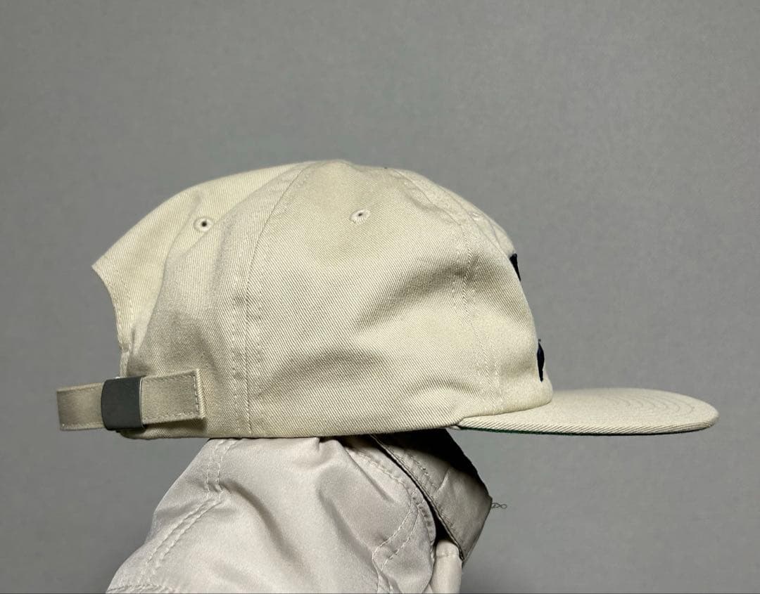 田中シェンさん着用 STUSSY アーチロゴ キャップ