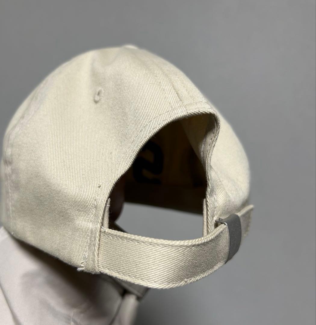 田中シェンさん着用 STUSSY アーチロゴ キャップ