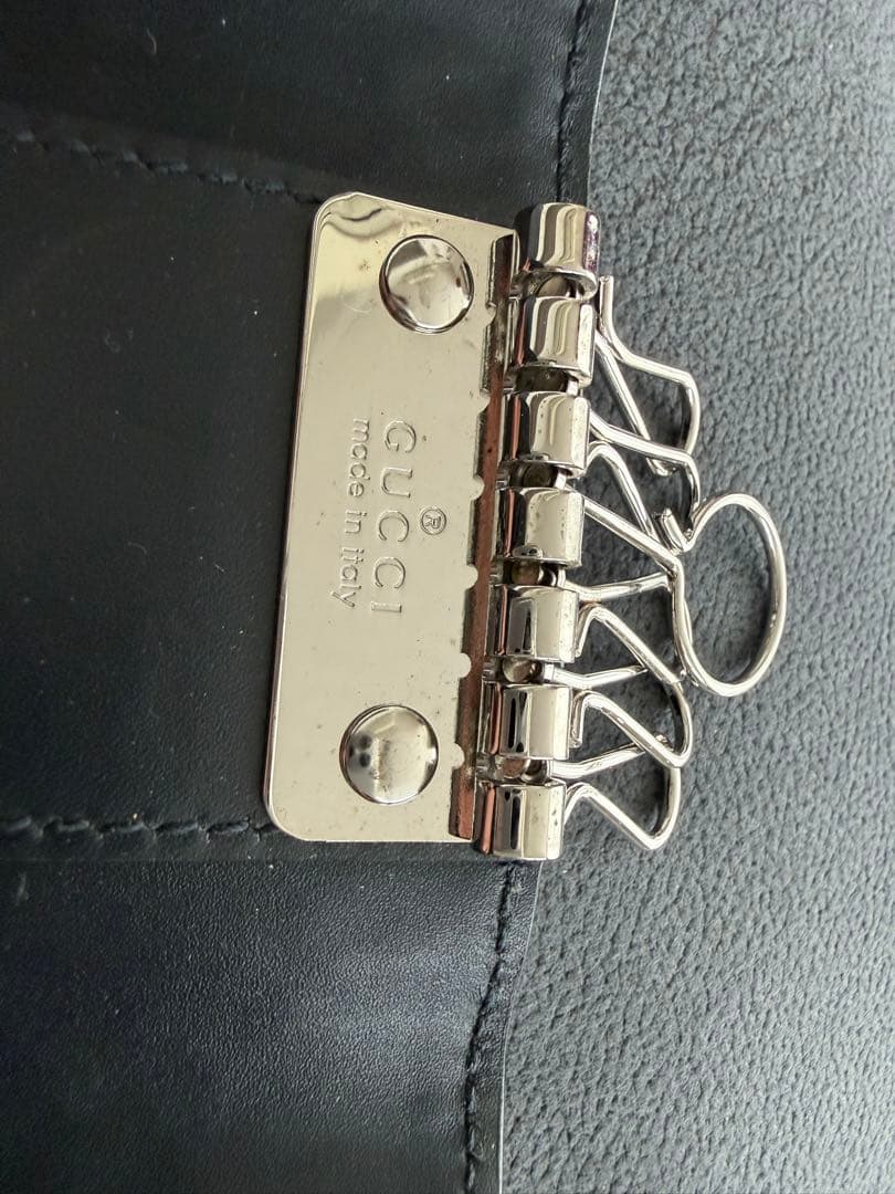GUCCI ブラックレザーキーケース エンボス加工
