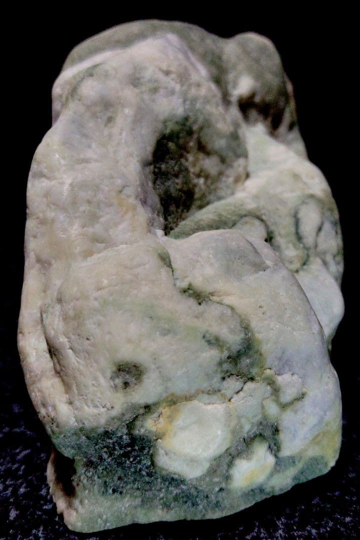 ★翡翠原石★糸魚川硬玉【小滝灰ラベ・転石・切り出し❶1319ｇ】