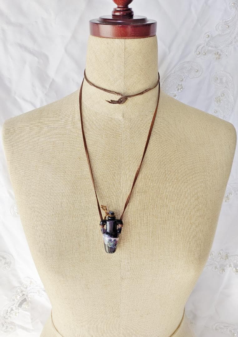 吉田正子トンボ玉（貳拾捌）　「瓶型」皮ひもネックレス　ガラス玉に込めた日本画